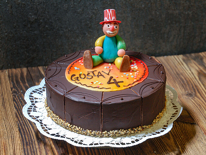 Schokoladenkuchen mit einem Clown